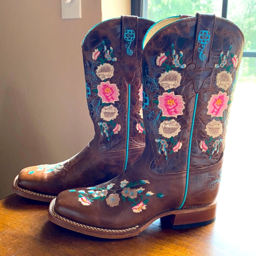 MACIE BEAN WOMEN'S ROSE GARDEN BOOTS SQUARE TOE.